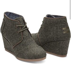 TOMS Green Herringbone Desert Wedge Booties. Size 8.5